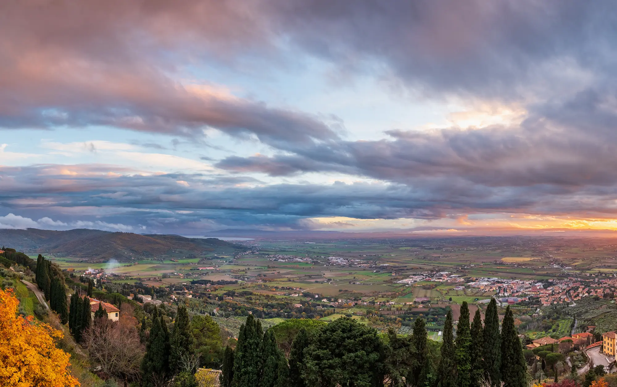Sunset over Lago Trasimeno and the Valdichiana in Toscana on December 4, 2022.