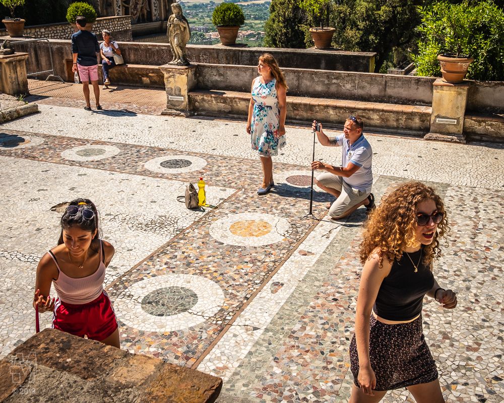 Visitors taking photographs at Villa d'Este in Tivoli, Italia.