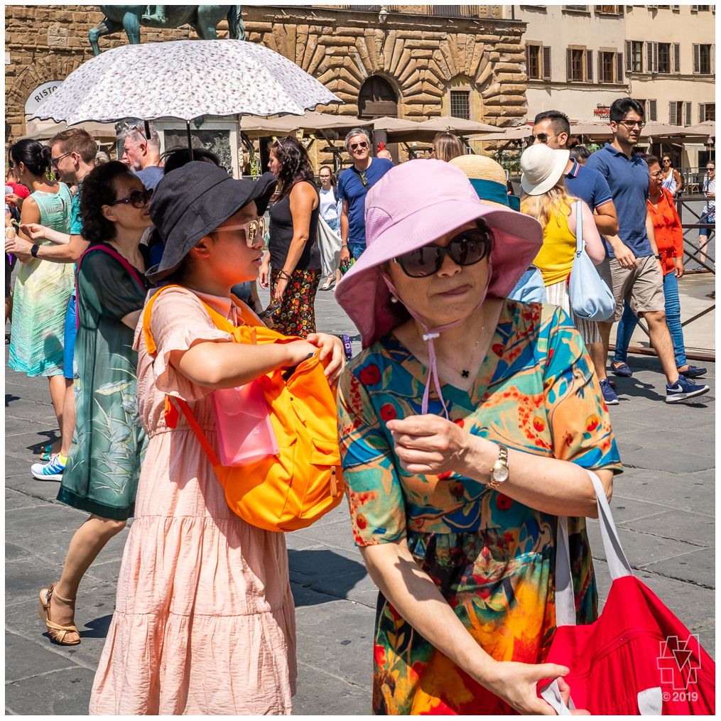 Visitors to Piazza Signoria in Firenze, Italia.