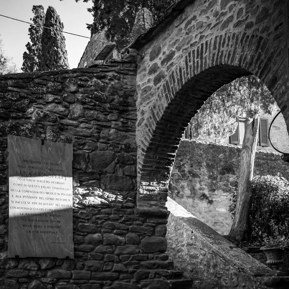 A digital photograph of an archway at the church of San Niccolo in Cortona, Italia.