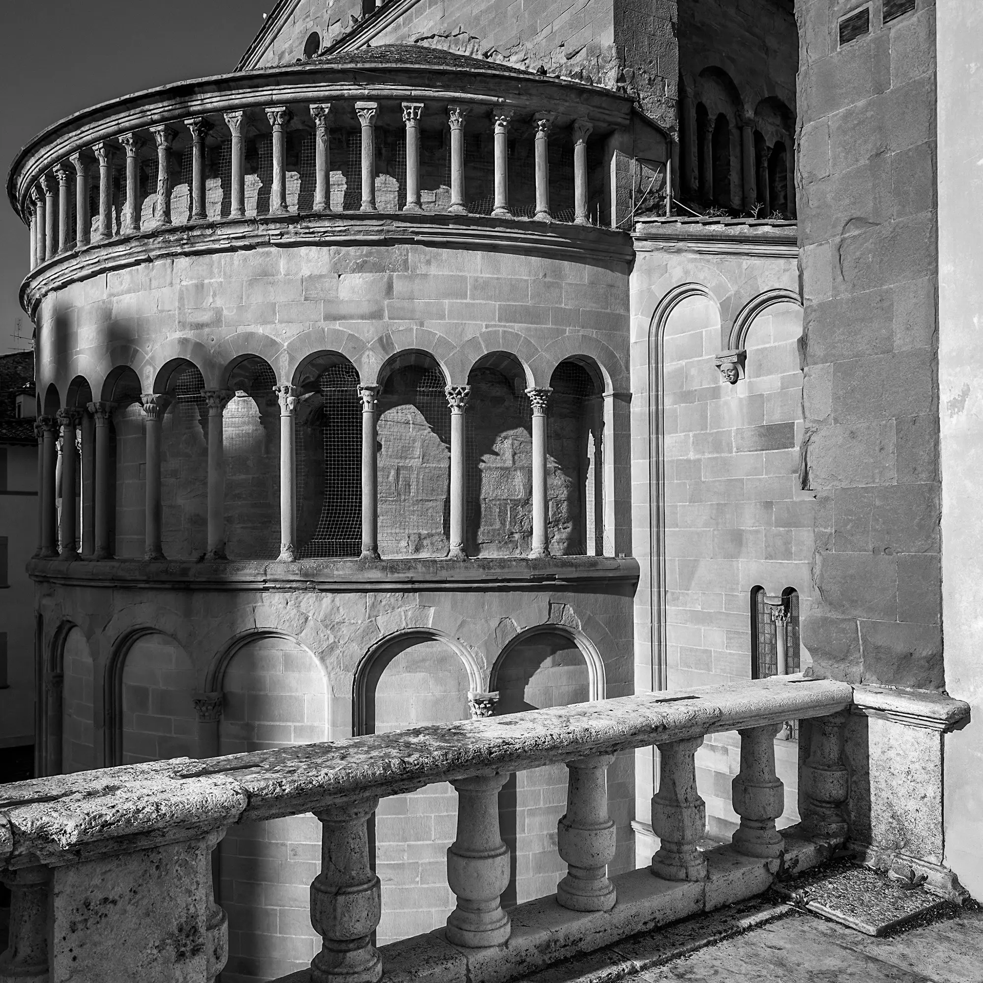 A digital photograph of civic architecture in Arezzo, Italia.