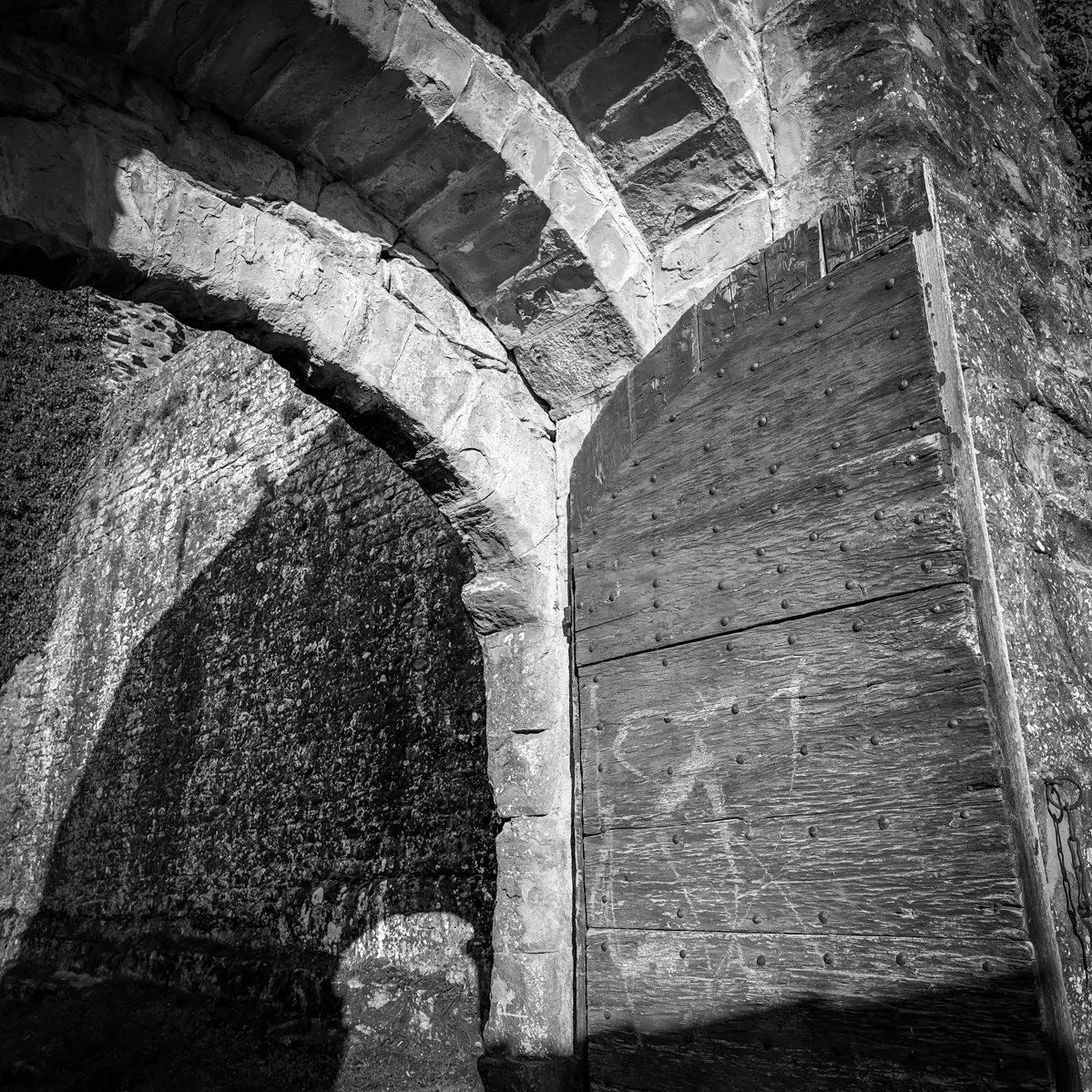 A digital photograph of the city gate at Porta Montanina in Cortona, Italia. 