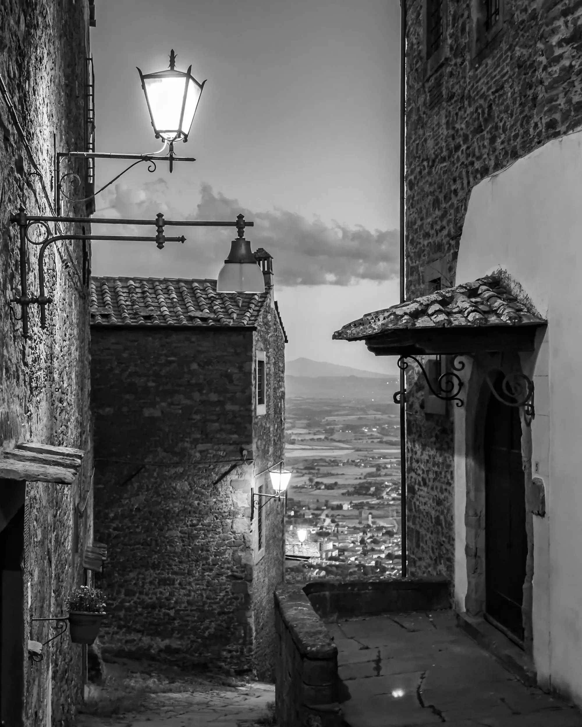 Dusk between two monasteries in Cortona, Italia on July 26, 2023.